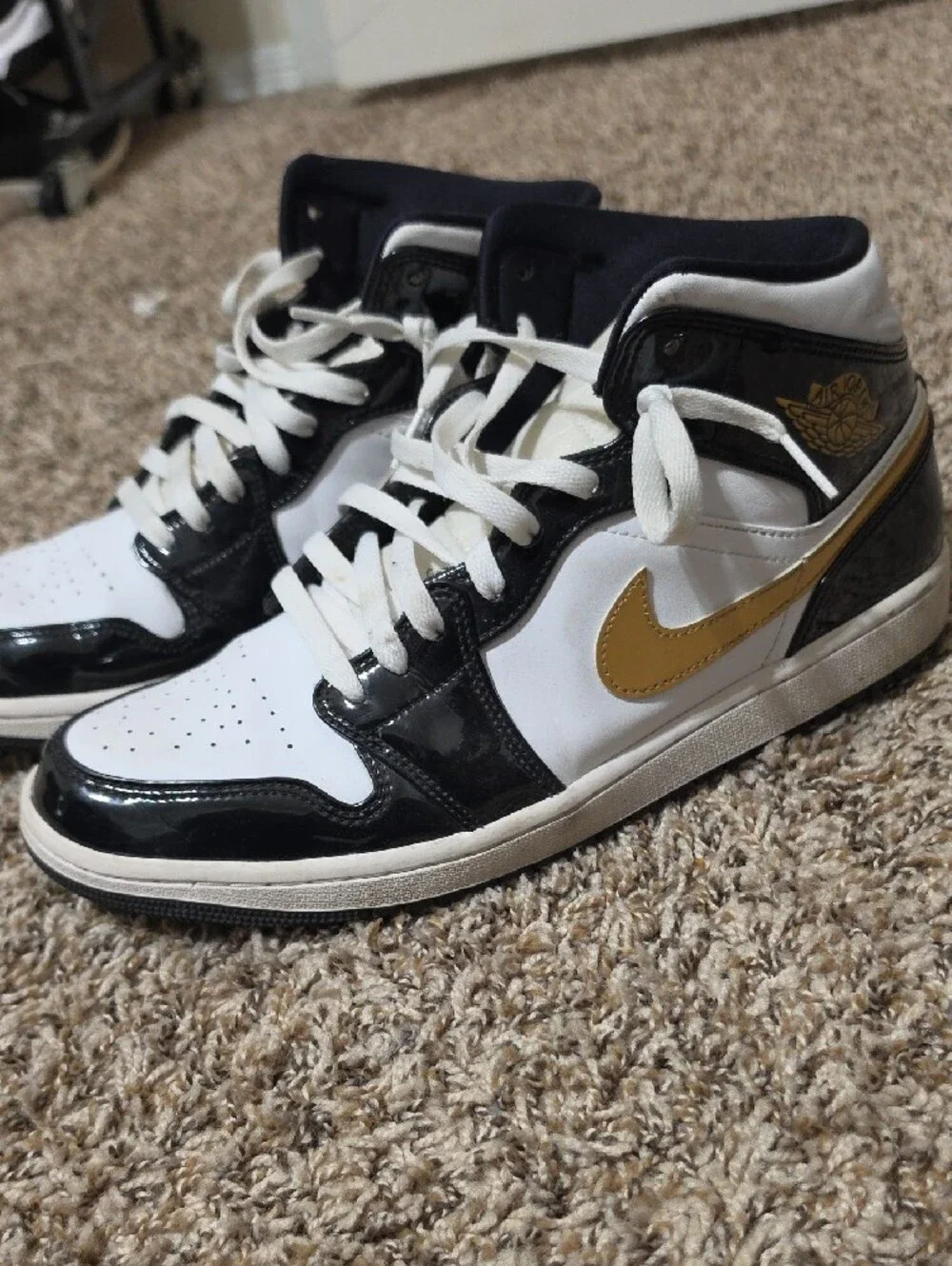 Jordan 1 SE Mid Black White and Gold